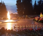 Иркутские юные пожарные возложили цветы и зажгли свечи у мемориала Вечного огня