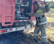 Пожар в деревне Низово: распространение огня на лесной массив не допущено