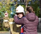 Екатеринбургские огнеборцы пообщались с детьми с помощью сурдопереводчика