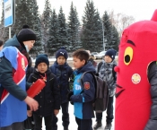 Члены дружины юных пожарных «Данко» рассказали жителям города Горно-Алтайска о первичных средствах пожаротушения